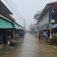 ตลาดบ้านอีต่อง