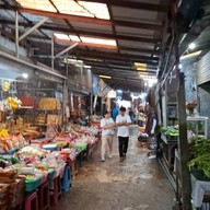 ตลาดบ้านอีต่อง