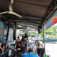 บรรยากาศ โย่ง ราดหน้าหมูอึ๋ม เจ้าเก่า เจ้าเดียว