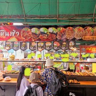 หน้าร้าน เหินฟ้าอินดี้ ชูชิย่างไฟ By Chef Tum ตลาดปากทางหน้าหมู่บ้านเศรษฐกิจ เพชรเกษม102