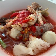 เจ๊เพ็ญเย็นตาโฟปูกั้ง วัดไผ่ล้อม(ต้นตำรับ) ตั้งอยู่ที่วัดไผ่ล้อม