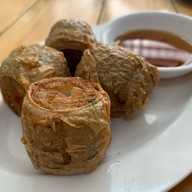 เจ๊เพ็ญเย็นตาโฟปูกั้ง วัดไผ่ล้อม(ต้นตำรับ) ตั้งอยู่ที่วัดไผ่ล้อม