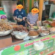 หน้าร้าน เจ๊อ้อยข้าวเหนียวหน้าหมู คนสู้ชีวิต พหลโยธินเซนเตอร์