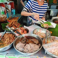 เมนูของร้าน เจ๊อ้อยข้าวเหนียวหน้าหมู คนสู้ชีวิต พหลโยธินเซนเตอร์