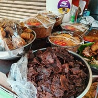 เมนูของร้าน เจ๊อ้อยข้าวเหนียวหน้าหมู คนสู้ชีวิต พหลโยธินเซนเตอร์