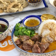เทพเจ้าเพอร์ซีอุส ตำนานก๋วยเตี๋ยวเรือแห่งลุ่มแม่น้ำแยงซีเกียงและกษัตริย์แห่งอาณาจักรทั้งเจ็ด ทาวน์ อิน ทาวน์