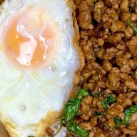 ครัวกะเพรารสเด็ดพริกเเห้ง ข้าวไข่ข้น บางรักใหญ่ 1