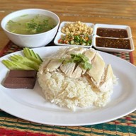 ข้าวมันไก่ตอนเดอะพรีเมี่ยม (คุณอั้ม) สาขาปากซอยอ่อนนุช44