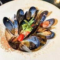 Osca & Blanco Bar and Restaurant