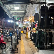 ตลาดโต้รุ่งรื่นรมย์