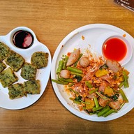 เมนูของร้าน คัง-ซี ลูกชิ้นปลา เย็นตาโฟต้มยำหม้อไฟ