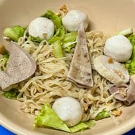เมนูของร้าน นายย้ง ทรงวาด ก๋วยเตี๋ยวลูกชิ้นปลา .
