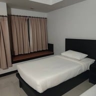 โรงแรมนานาบุรี