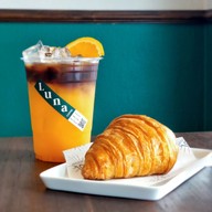 LUNA Coffee x SOL Croissant ถนน นราธิวาสราชนครินทร์