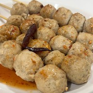 เมนูของร้าน ลูกชิ้นหมูหันครัวลุงรงค์ ตลาดสดธนบุรี