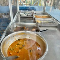 ข้าวราดแกง  อาหารตามสั่ง สามพี่น้องสันกำแพง