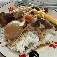 ข้าวราดแกง  อาหารตามสั่ง สามพี่น้องสันกำแพง
