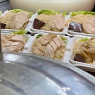 บรรยากาศ ข้าวมันไก่สดใสปริ๊งปริ๊ง ติวานนท์