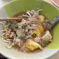 เมนูของร้าน ก๋วยเตี๋ยวหมูบ้านบึง แม่จู