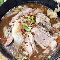 ดอกกระเจียวก๋วยเตี๋ยวแจ่วฮ้อน x อิ่มบะหมี่ (อาหารตามสั่ง) หนามแดง