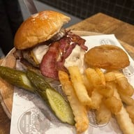 Rock Me Burger & Bar นิมมานเหมินท์