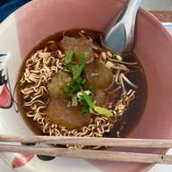 เมนูของร้าน ก๋วยเตี๋ยวหมูน้ำแดง เด็ดดวง (โกหย่วน) เพชรบุรี