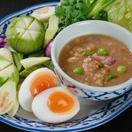 ราดหน้าผัดซีอิ้วอิ่มคุ้ม นราวดี