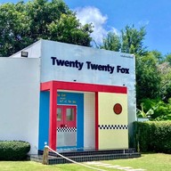 หน้าร้าน Twenty Twenty Fox