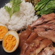 ข้าวขาหมูสีลม กับ กะเพราขาหมูโครตอร่อย ท่าข้าม28