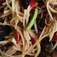 ส้มตำใต้สะพานลอย (ข้าวขาหมู ส้มตำ ยำ ลาบ น้ำตก คอหมูย่าง ไก่ย่าง ต้มแซ่บ ต้มยำ) 215 สุคนธสวัสดิ์ ลาดพร้าว