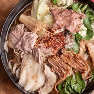 ดอกกระเจียวก๋วยเตี๋ยวแจ่วฮ้อน x อิ่มบะหมี่ (อาหารตามสั่ง) หนามแดง