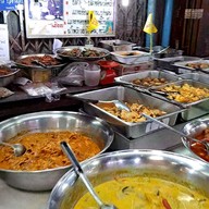 หน้าร้าน ข้าวแกงแม่นวม