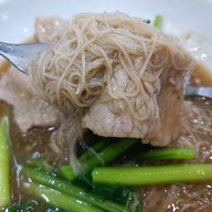 ราดหน้าพาราเมาท์ ยศเส ยศเส
