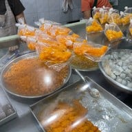 ขนมหวานตลาดพลูเจ้าเก่า (แม่เจ็ง) หน้าถนน