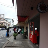 หน้าร้าน ขนมเบื้องหวานผึ้งน้อย สามย่าน