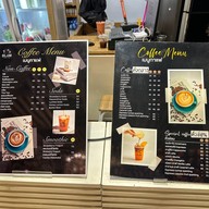 Blóm flowers café ตลาดสนธนบุรี