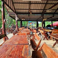 บ้านไม้ไร่เจริญ รีสอร์ทแก่งกระจาน