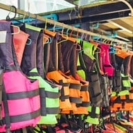 บ้านไม้ไร่เจริญ รีสอร์ทแก่งกระจาน