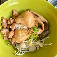 ก๋วยเตี๋ยวไก่ตุ๋น เด่งบุญเชียว
