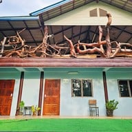 บ้านไม้ไร่เจริญ รีสอร์ทแก่งกระจาน