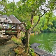 บ้านไม้ไร่เจริญ รีสอร์ทแก่งกระจาน