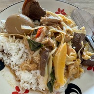 ข้าวราดแกงสามพี่น้อง