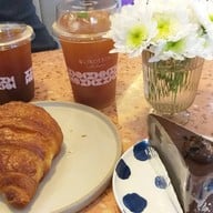 Wondering Cafe & Bakeshop HQ ถนนนางลิ้นจี่