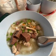 เมนูของร้าน ก๋วยจั๊บป้าต้อย (ข้างบ่อน้ำ)