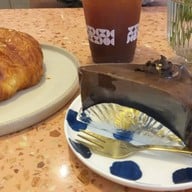 Wondering Cafe & Bakeshop HQ ถนนนางลิ้นจี่