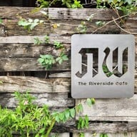 หน้าร้าน ภพ The Riverside Cafe