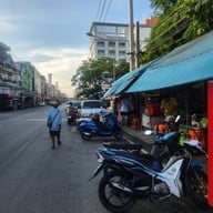 หน้าร้าน โจ๊กหมูเอกชัย ( เจ้าแรกในซอยเทศบาล 8 ขายมานานกว่า 20 ปี )