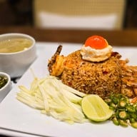 ข้าวผัดพริกเผากุ้ง