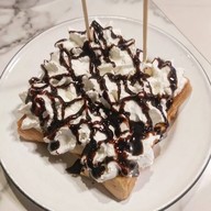 หวานลิ้นไอติมไข่แข็ง ปากซอยจรัญ 63