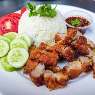 สามชั้นทอดน้ำปลาราดข้าว By ข้าวต้มหนวด 24น. สาธุระดิษฐ์13